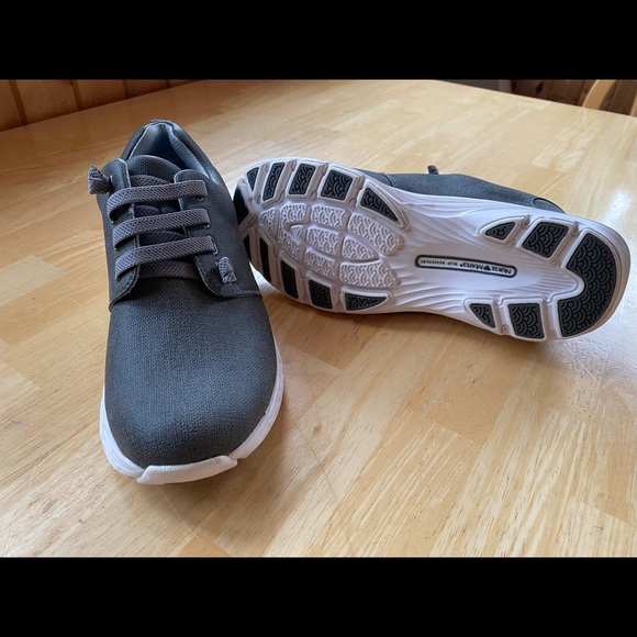 Bought these online for nursing shoes and only tried them on! Didn’t fit right. - Picture 5 of 5